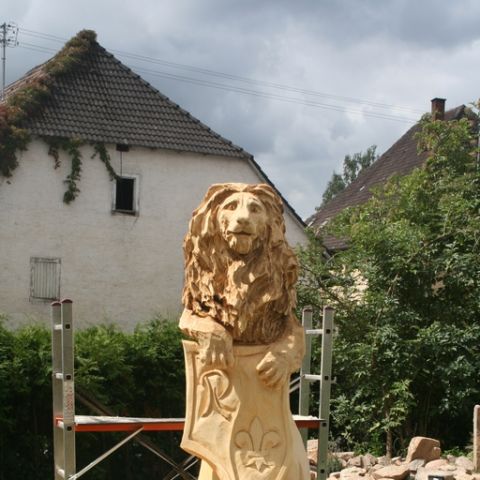 Loewe mit Schild - 02