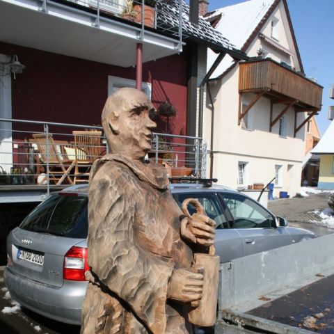 Moench mit Krug 001