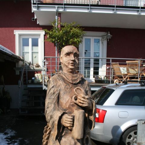 Moench mit Krug 002