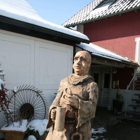Moench mit Krug 003