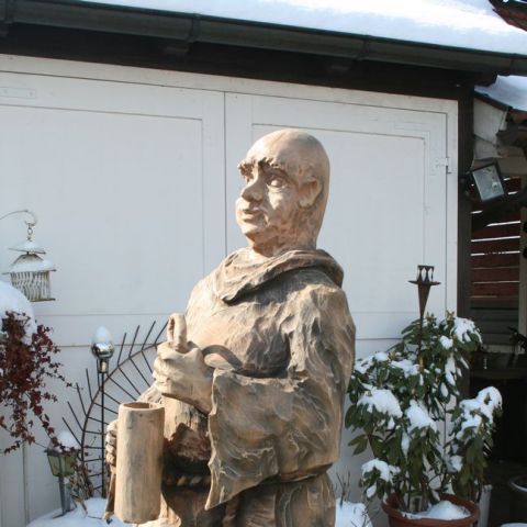 Moench mit Krug 004