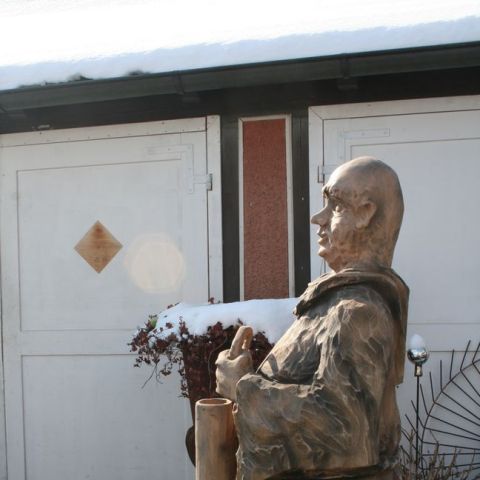 Moench mit Krug 005