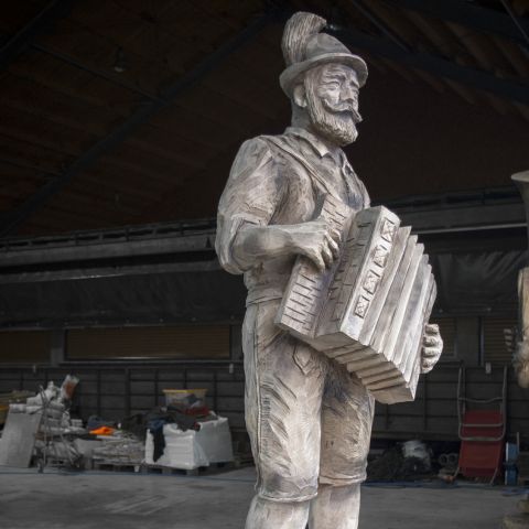 Holzskulptur Musiker Kunst mit Kettensaege003