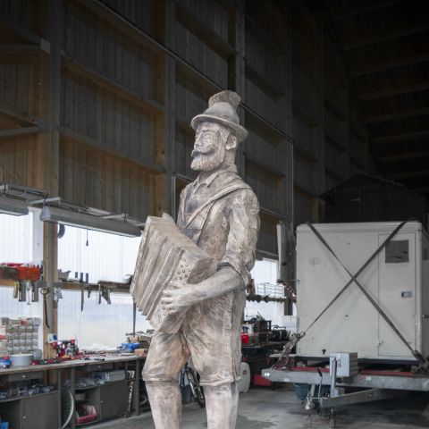 Holzskulptur Musiker Kunst mit Kettensaege006