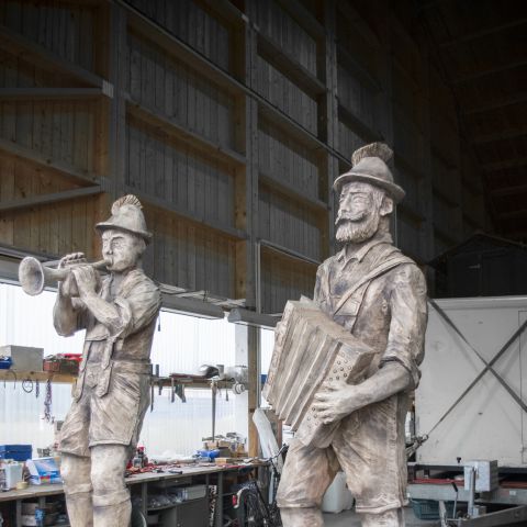 Holzskulptur Musiker Kunst mit Kettensaege009
