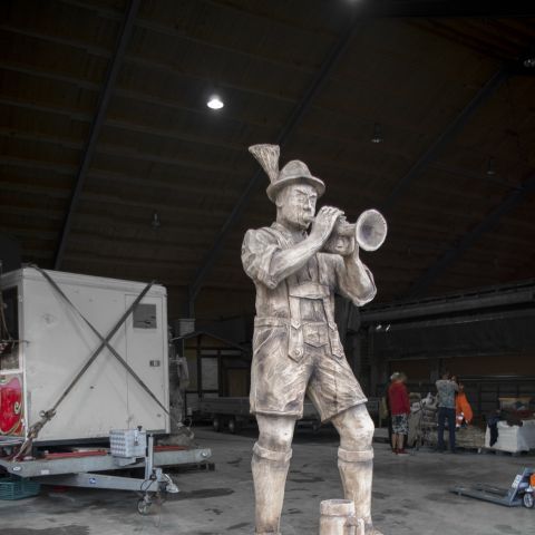 Holzskulptur Musiker Kunst mit Kettensaege016