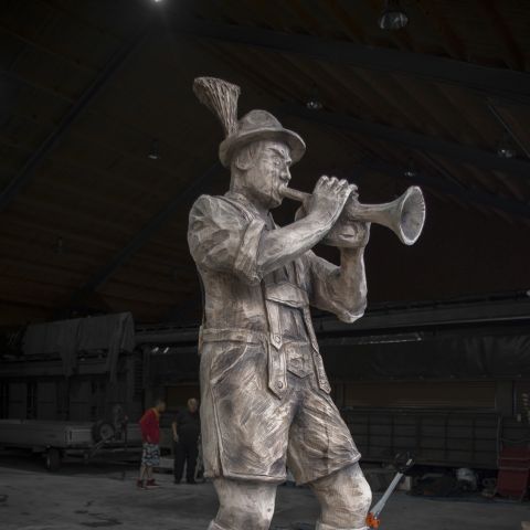 Holzskulptur Musiker Kunst mit Kettensaege018