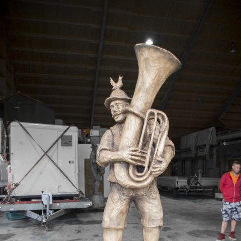 Holzskulptur Musiker Kunst mit Kettensaege020