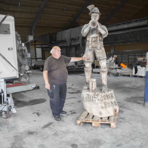 Holzskulptur Musiker Kunst mit Kettensaege023