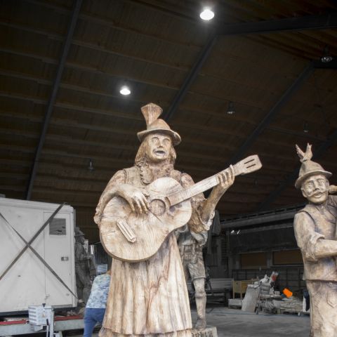 Holzskulptur Musiker Kunst mit Kettensaege027