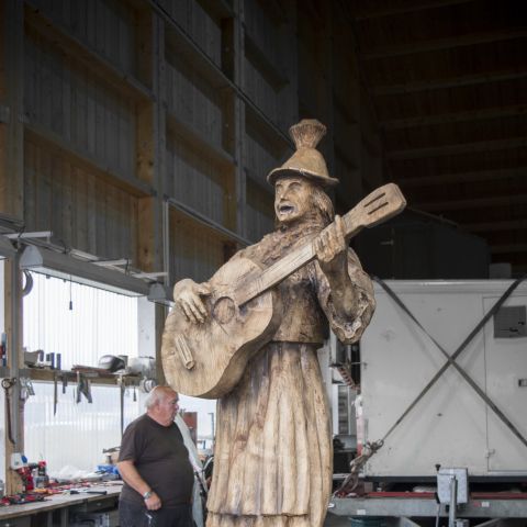 Holzskulptur Musiker Kunst mit Kettensaege029