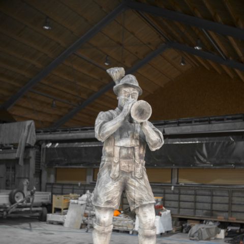 Holzskulptur Musiker Kunst mit Kettensaege031