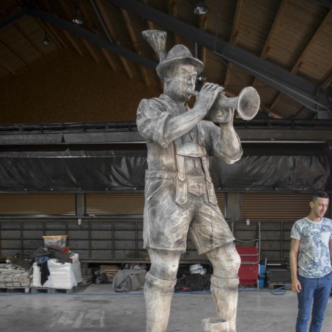 Holzskulptur Musiker Kunst mit Kettensaege032