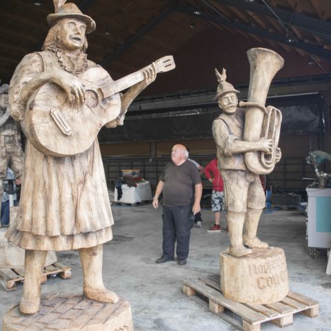 Holzskulptur Musiker Kunst mit Kettensaege034