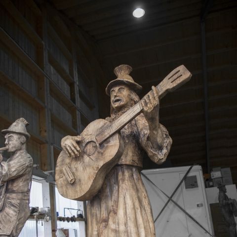 Holzskulptur Musiker Kunst mit Kettensaege039