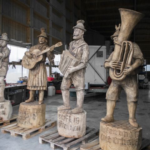 Holzskulptur Musiker Kunst mit Kettensaege041