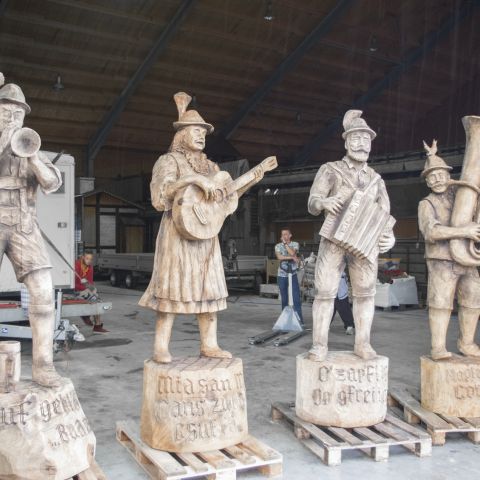 Holzskulptur Musiker Kunst mit Kettensaege044