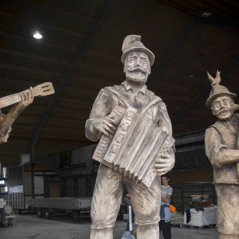 Holzskulptur Musiker Kunst mit Kettensaege048
