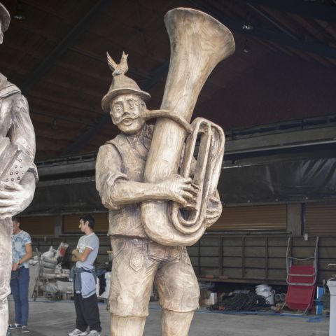 Holzskulptur Musiker Kunst mit Kettensaege049