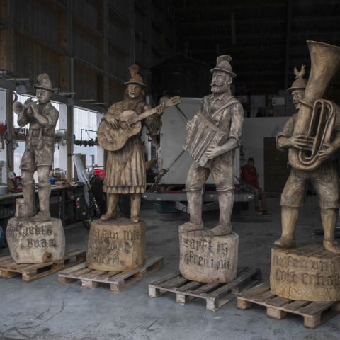 Holzskulptur Musiker Kunst mit Kettensaege050