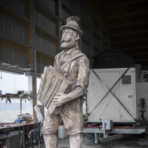 Holzskulptur Musiker Kunst mit Kettensaege07899